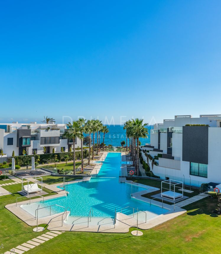 The Island 29 - Moderna casa adosada con vistas al mar en residencia en primera línea de playa en Estepona