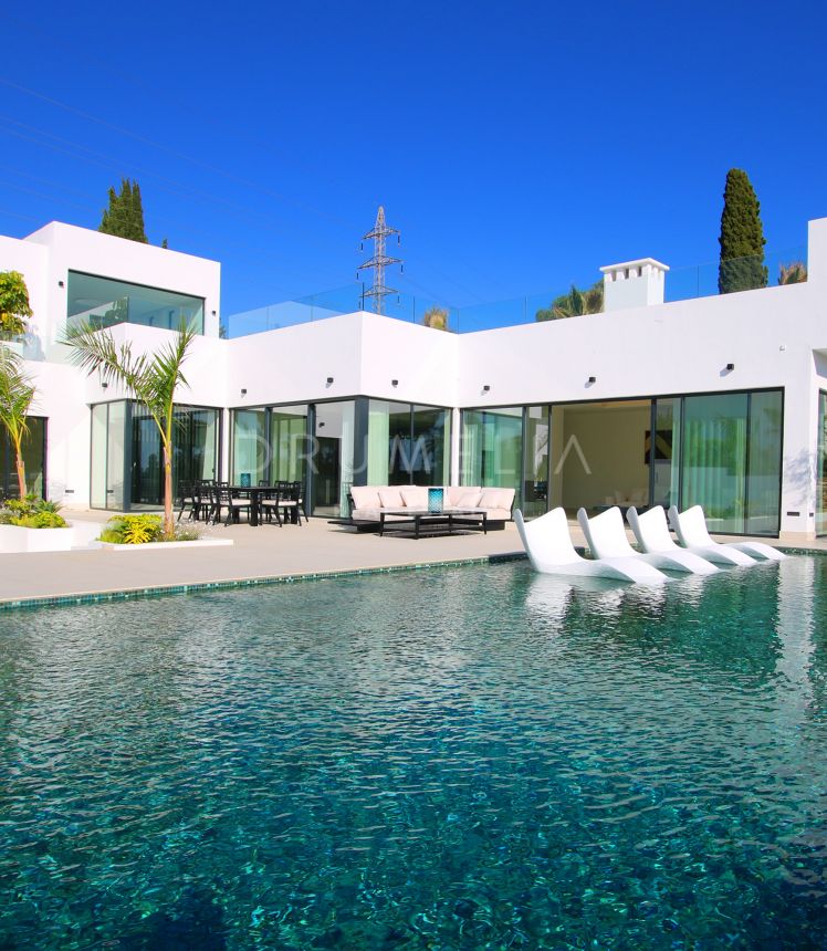 Modern brand-new elegant luxury villa with panoramic sea views for sale in El Rosario, Marbella East