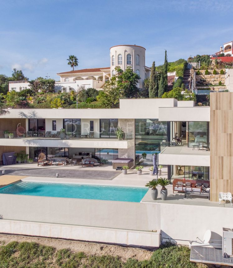 Front-line modern luxury golf villa with mountain, golf and sea views in La Alqueria, Benahavís