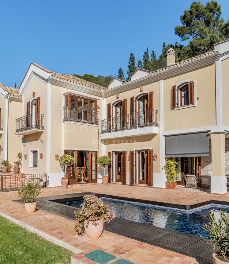 Beautiful Mediterranean-style luxury family villa with southern charm in El Madroñal, Benahavis