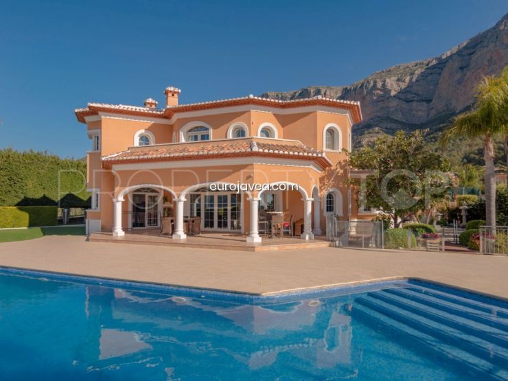 Comprar villa en Partida Montgo de 5 dormitorios