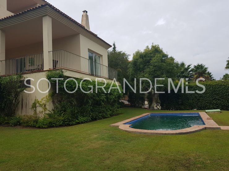 Villa en Zona F con 5 dormitorios | Sotogrande Properties by Goli