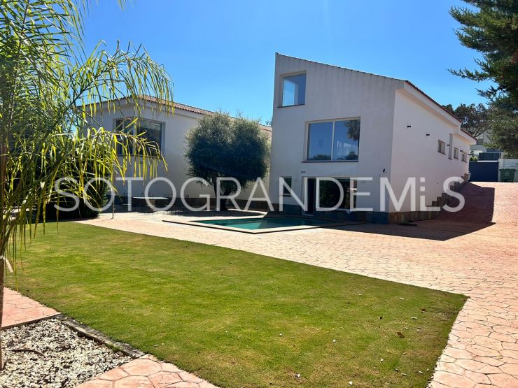 Sotogrande Bajo, Sotogrande Costa, villa a la venta con 5 dormitorios | Kristina Szekely International Realty