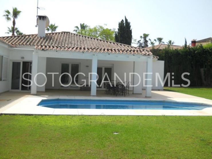 Villa a la venta con 4 dormitorios en Zona B, Sotogrande Costa | Sotobeach Real Estate