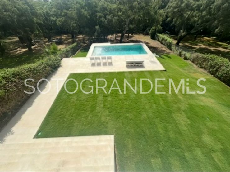 Villa pareada a la venta con 5 dormitorios en Sotogolf, Sotogrande Alto | Sotobeach Real Estate