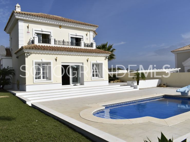 Villa en venta en Torreguadiaro, Sotogrande | John Medina Real Estate