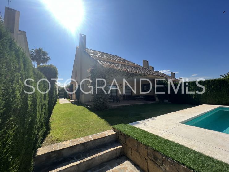 Pareado en venta en Los Granados con 5 dormitorios | John Medina Real Estate