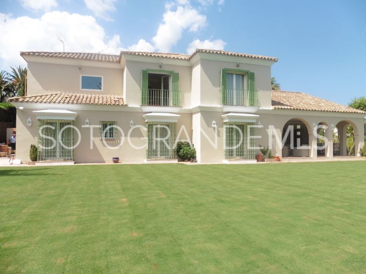 Villa en venta en Reyes y Reinas, Sotogrande Costa | John Medina Real Estate