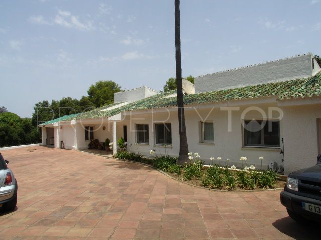 For sale villa with 4 bedrooms in Sotogrande Costa | John Medina Real Estate