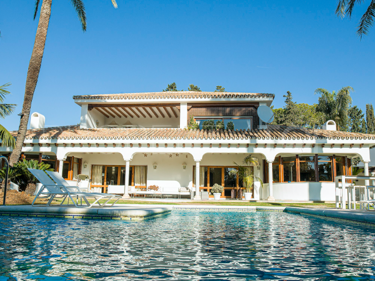 Comprar villa en Guadalmina Baja con 5 dormitorios | Villa Noble