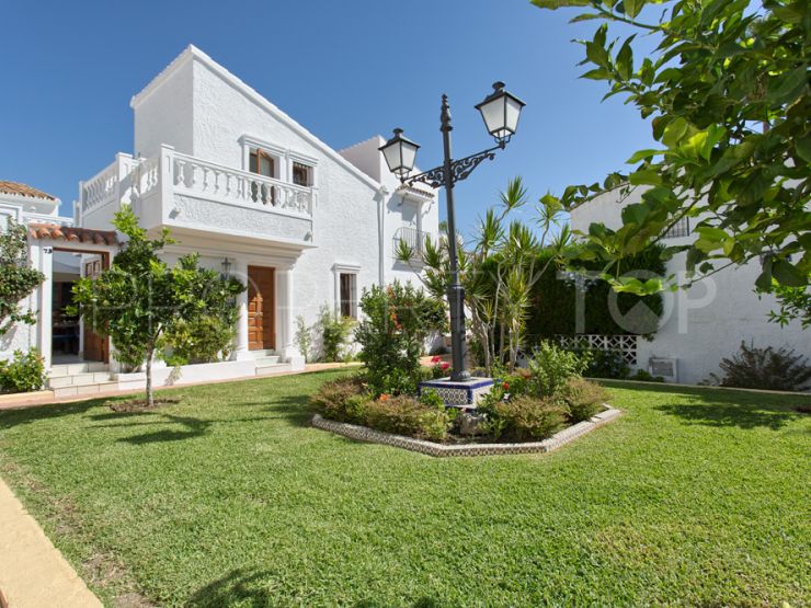 For sale bungalow with 2 bedrooms in El Pirata, Estepona | Cosmopolitan Properties