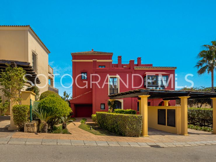Comprar adosado con 3 dormitorios en Los Cortijos de la Reserva, La Reserva | Teseo Estate