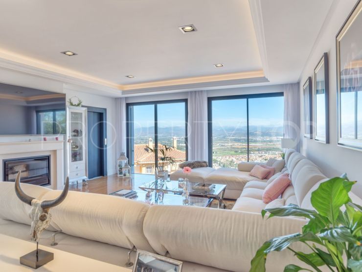 Comprar villa en Los Manantiales con 4 dormitorios | Keller Williams Marbella
