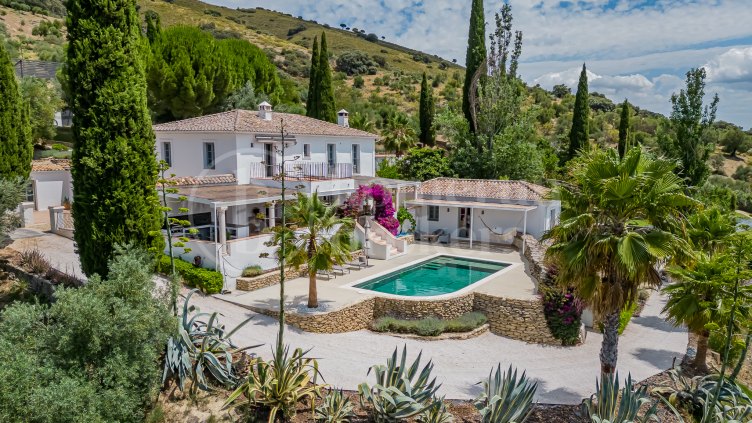 Villa Magdalena - Exquisite Property with Private Padel Court