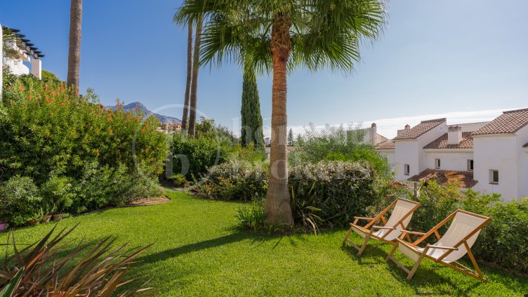 Apartment La Quinta Village - Elegant Property with Private Garden