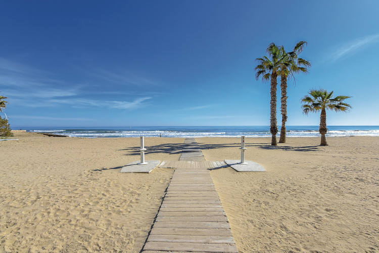 Penthouse with very spacious balcony and private roof terrace in La Mata