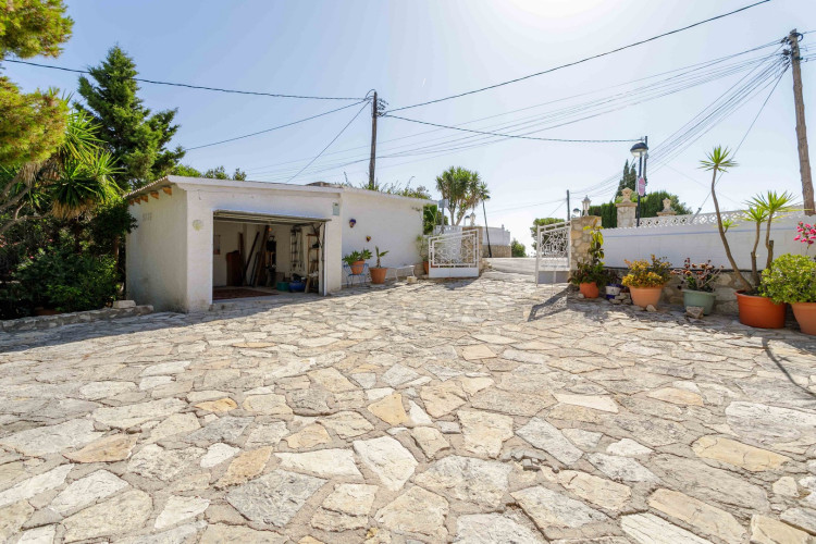 Detached chalet with big garden near the sea