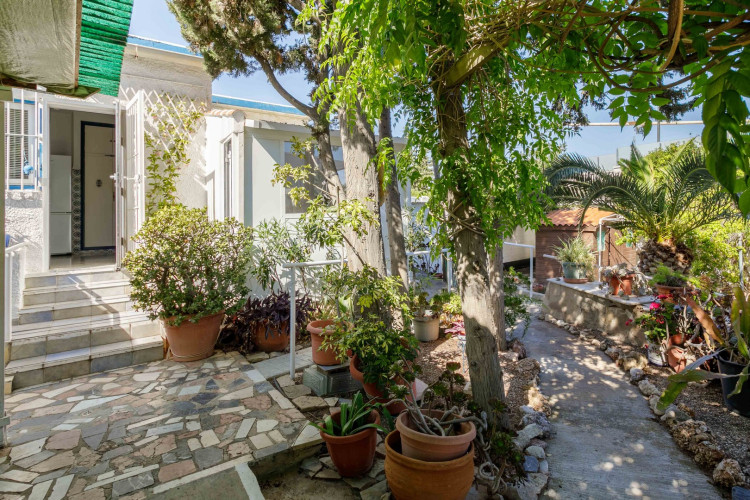 Detached chalet with big garden near the sea