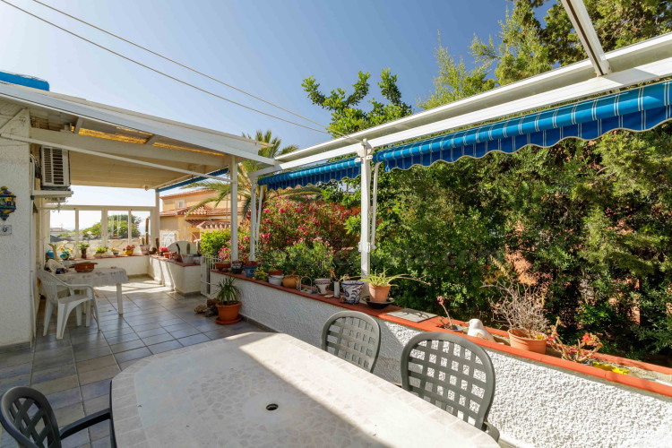 Detached chalet with big garden near the sea