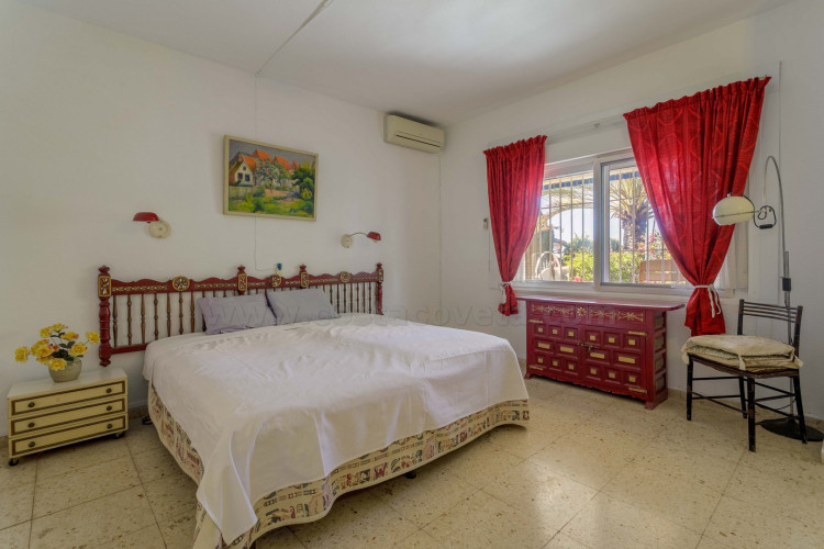 Detached chalet with big garden near the sea
