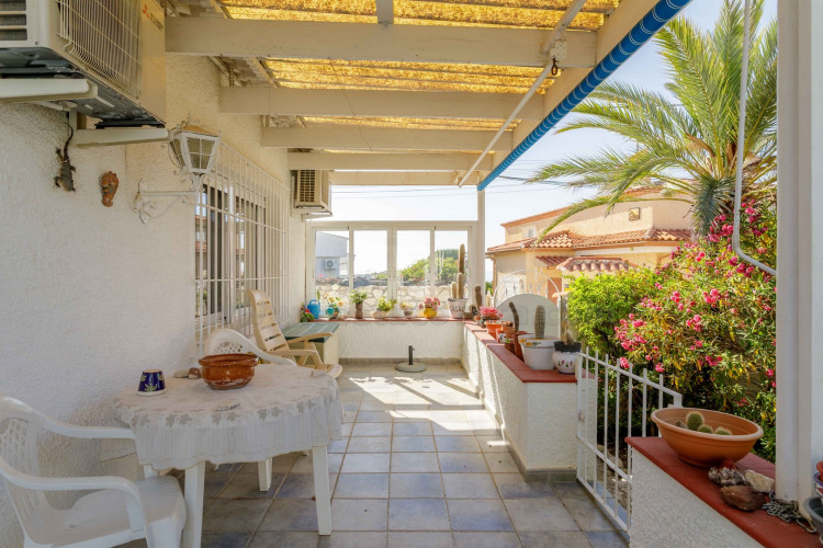 Detached chalet with big garden near the sea