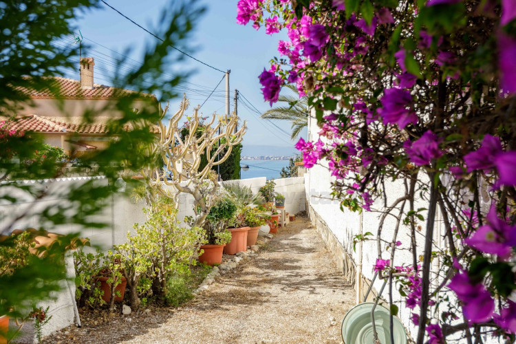 Detached chalet with big garden near the sea
