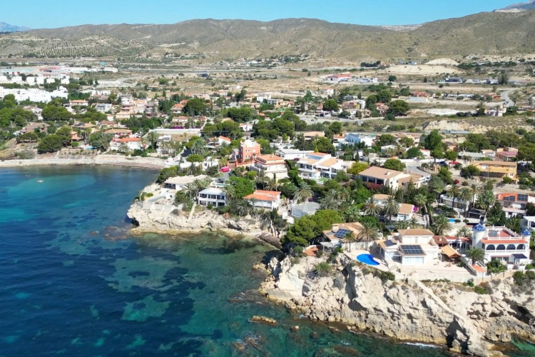 Detached chalet with big garden near the sea