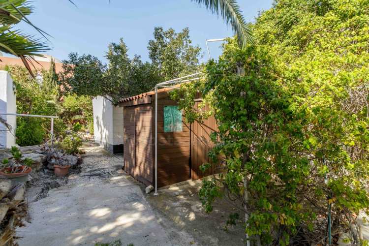 Detached chalet with big garden near the sea