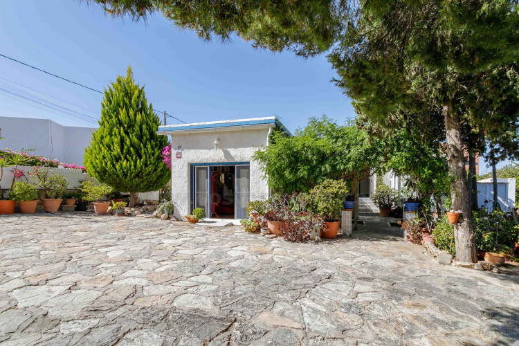 Detached chalet with big garden near the sea