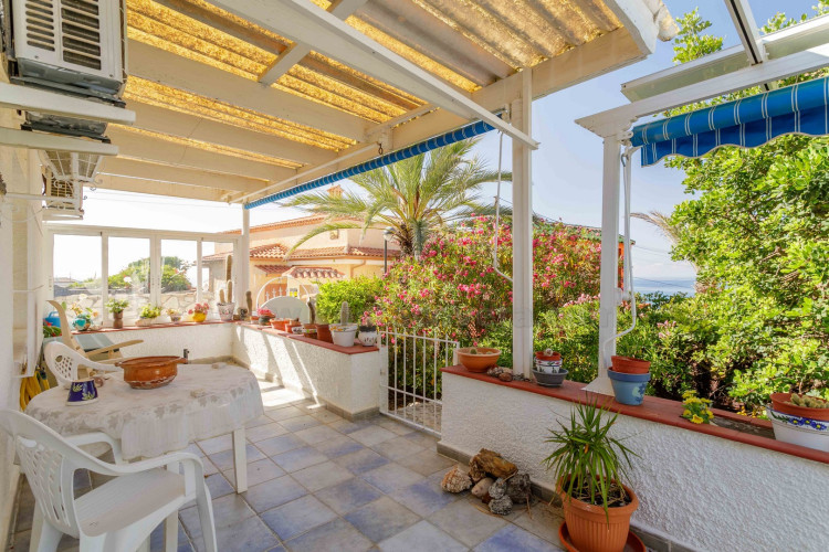 Detached chalet with big garden near the sea