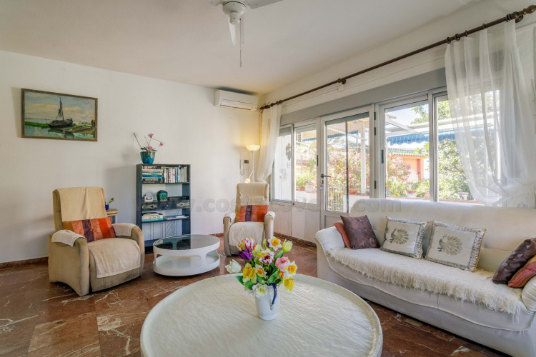 Detached chalet with big garden near the sea