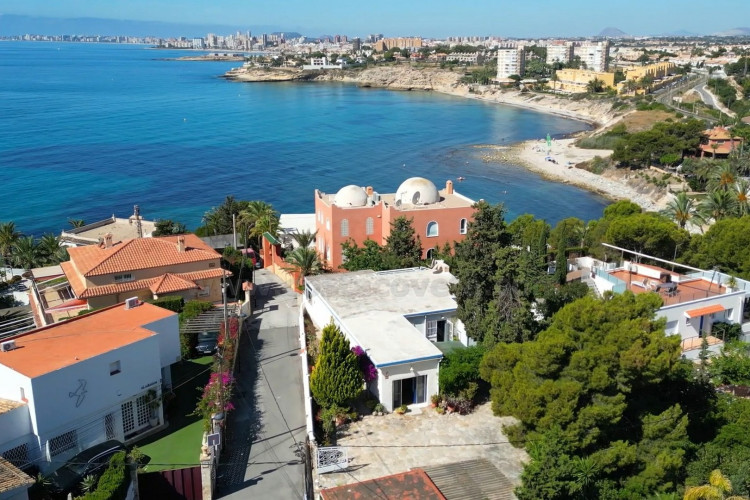 Detached chalet with big garden near the sea