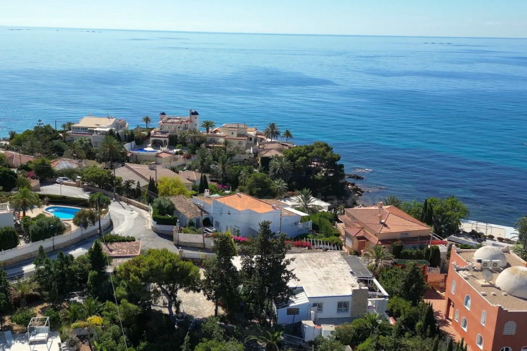 Detached chalet with big garden near the sea