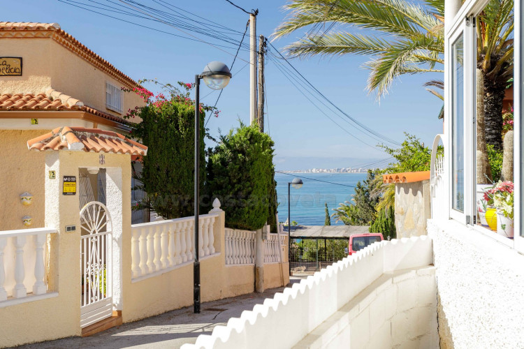 Detached chalet with big garden near the sea