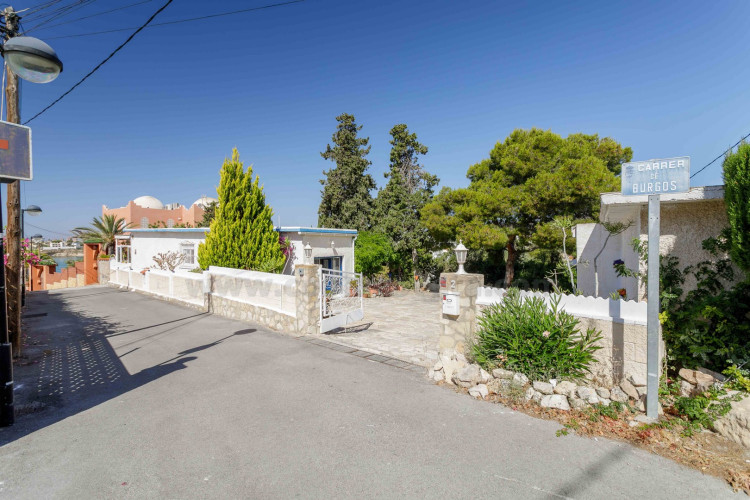 Detached chalet with big garden near the sea