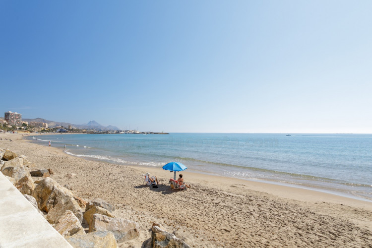Precioso piso en el corazon de campello muy cerca del mar