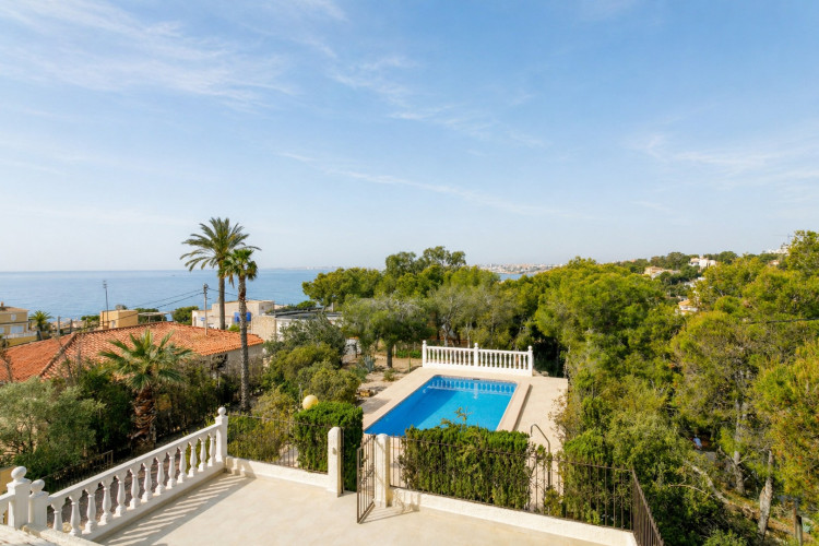 Spectacular Mediterranean-style chalet near the sea