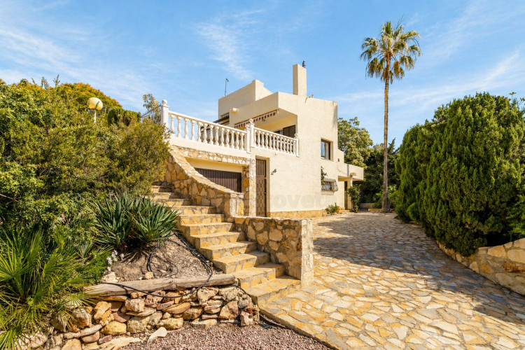 Spectacular Mediterranean-style chalet near the sea