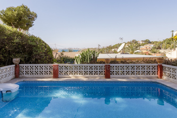 Chalet con vistas a la costa de alicante y a tan solo a 100m de la playa
