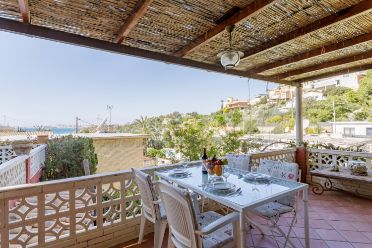 Chalet con vistas a la costa de alicante y a tan solo a 100m de la playa