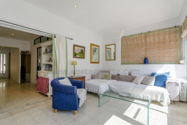 Mini-bungaló muy del mar con amplia terraza soleada y gran potencial de ampliación