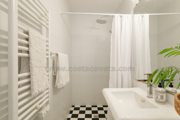 Mini-bungaló muy del mar con amplia terraza soleada y gran potencial de ampliación