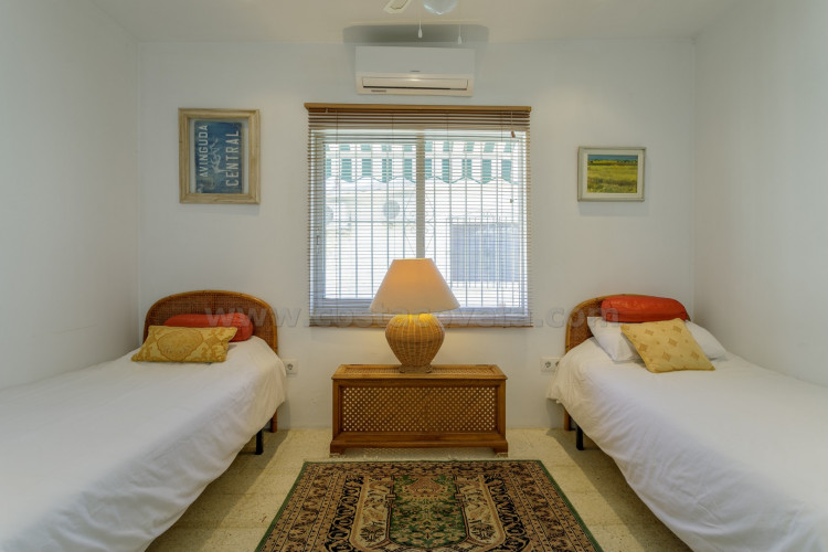 Mini-bungaló muy del mar con amplia terraza soleada y gran potencial de ampliación