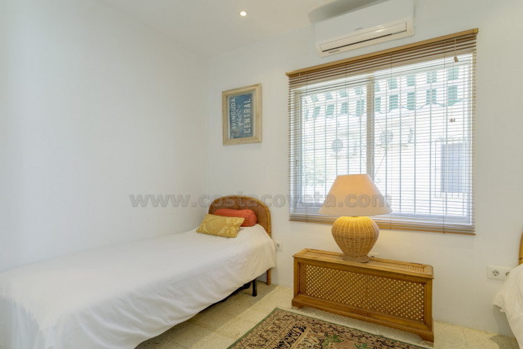 Mini-bungaló muy del mar con amplia terraza soleada y gran potencial de ampliación