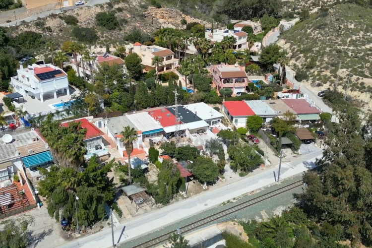 Mini-bungaló muy del mar con amplia terraza soleada y gran potencial de ampliación