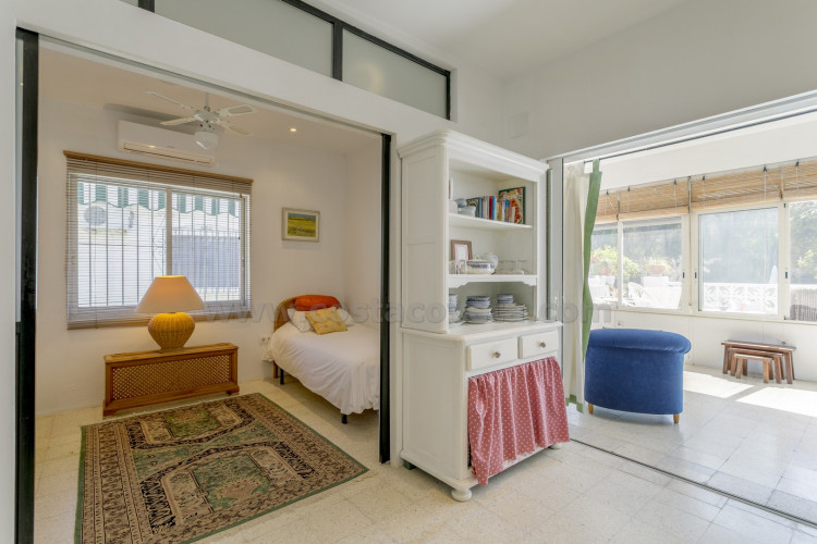 Mini-bungaló muy del mar con amplia terraza soleada y gran potencial de ampliación