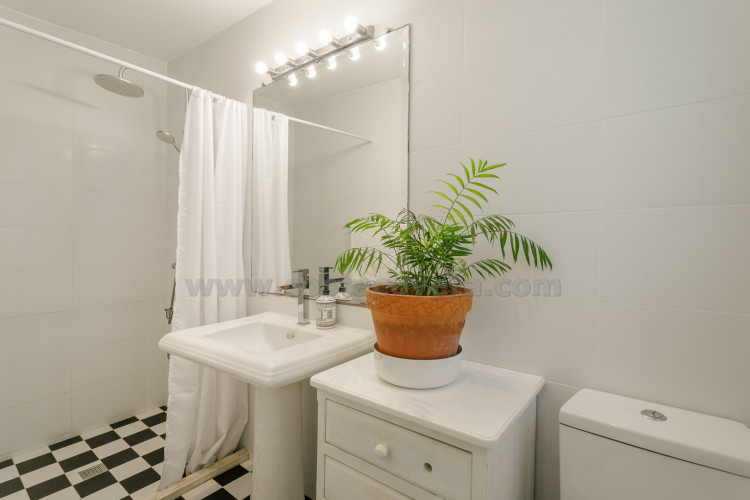 Mini-bungaló muy del mar con amplia terraza soleada y gran potencial de ampliación