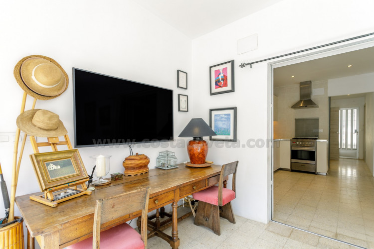 Mini-bungaló muy del mar con amplia terraza soleada y gran potencial de ampliación