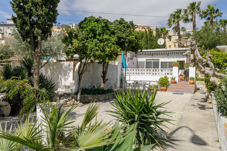 Mini-bungaló muy del mar con amplia terraza soleada y gran potencial de ampliación