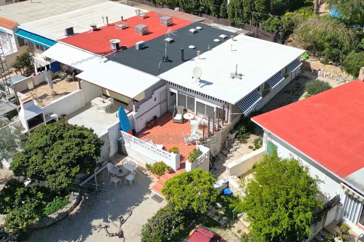 Mini-bungaló muy del mar con amplia terraza soleada y gran potencial de ampliación